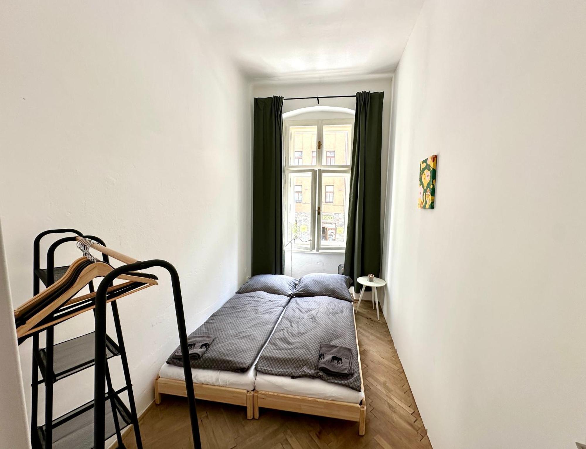 Location In Prague! 4 Bedrooms And Super Host! Apartamento